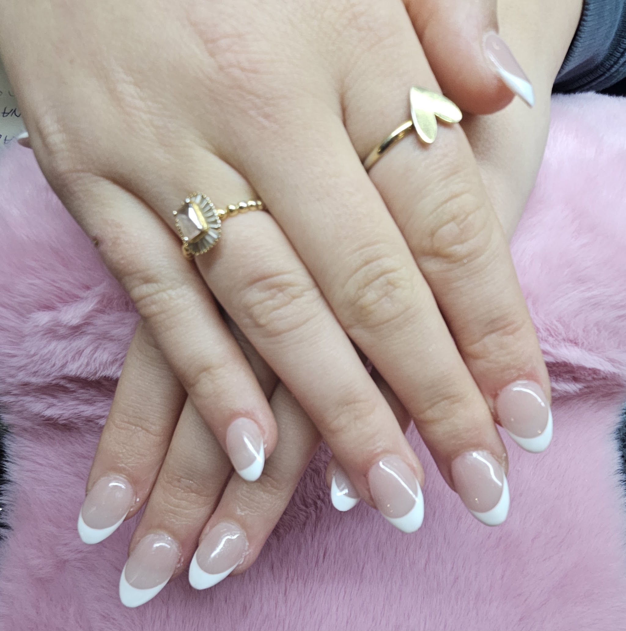 Klassieke French manicure op amandelvormige nagels